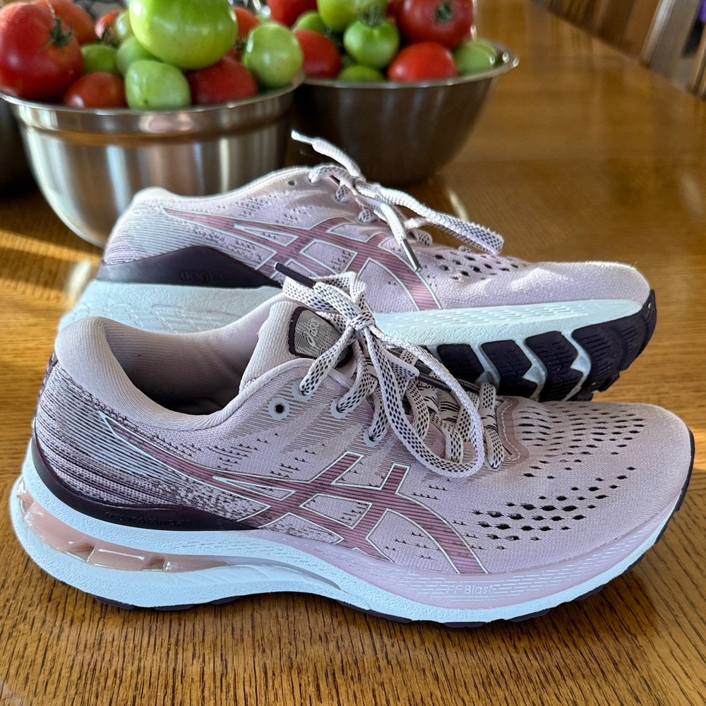 Women’s ASICS KAYANO 28 size 7.5 Running Shoes